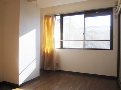 Living and room. ☆ Rooms sun enters ☆