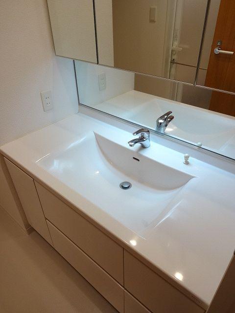 Wash basin, toilet. Independent wash basin