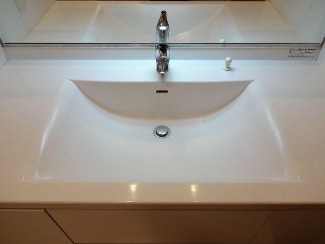 Wash basin, toilet. Independent wash basin