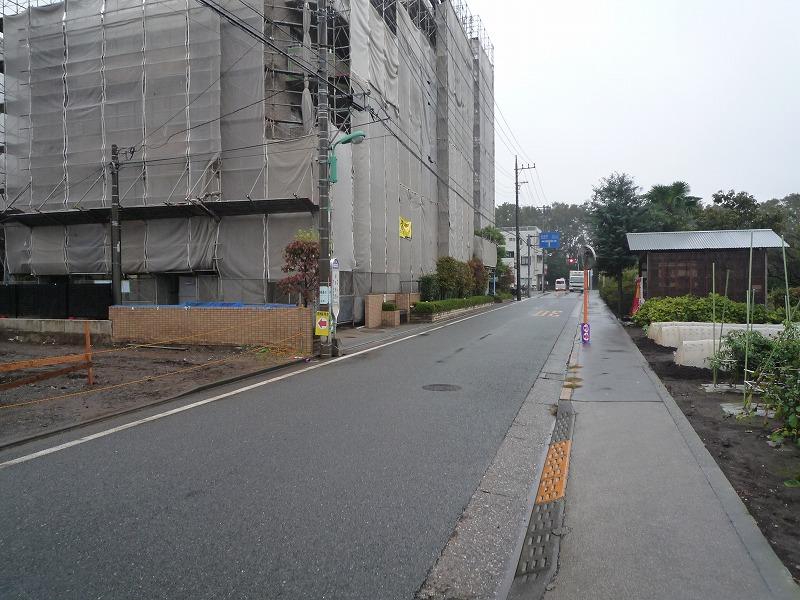 Local photos, including front road. Location