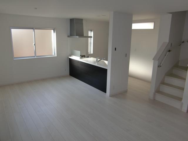 Living. LDK is spacious 18 Pledge. Cafe style kitchen has become an accent.