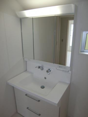 Wash basin, toilet. Shampoo is Dresser. This property also contains the popular three-sided mirror specification.
