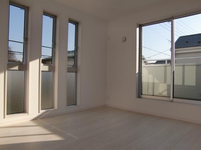 Non-living room. The second floor is the east side of the Western-style.