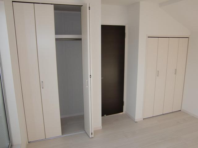 Receipt. The second floor east side of Western-style closet. Storage is abundant.