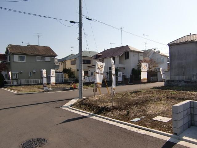 Local land photo. Back the A compartment, Front (up to a little left from the block) is the B compartment. Day, etc. is very good.