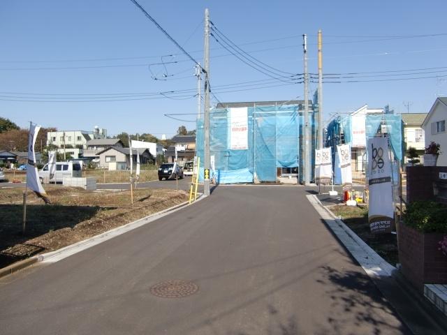 Local photos, including front road. Development road which is in between the A section and the B section. Here is also available 6m.