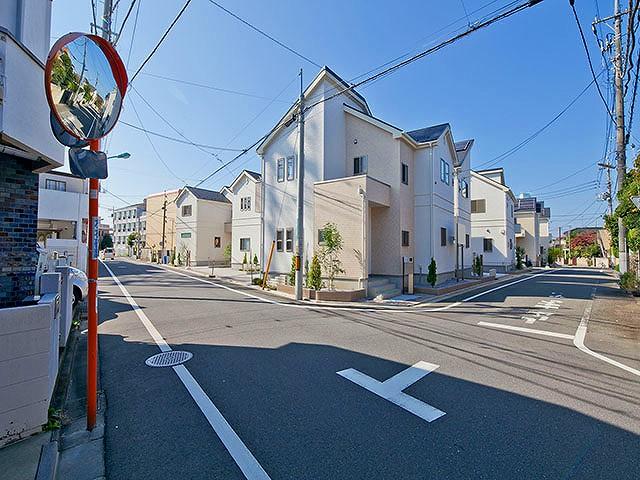 Local photos, including front road. Local (10 May 2013) Shooting