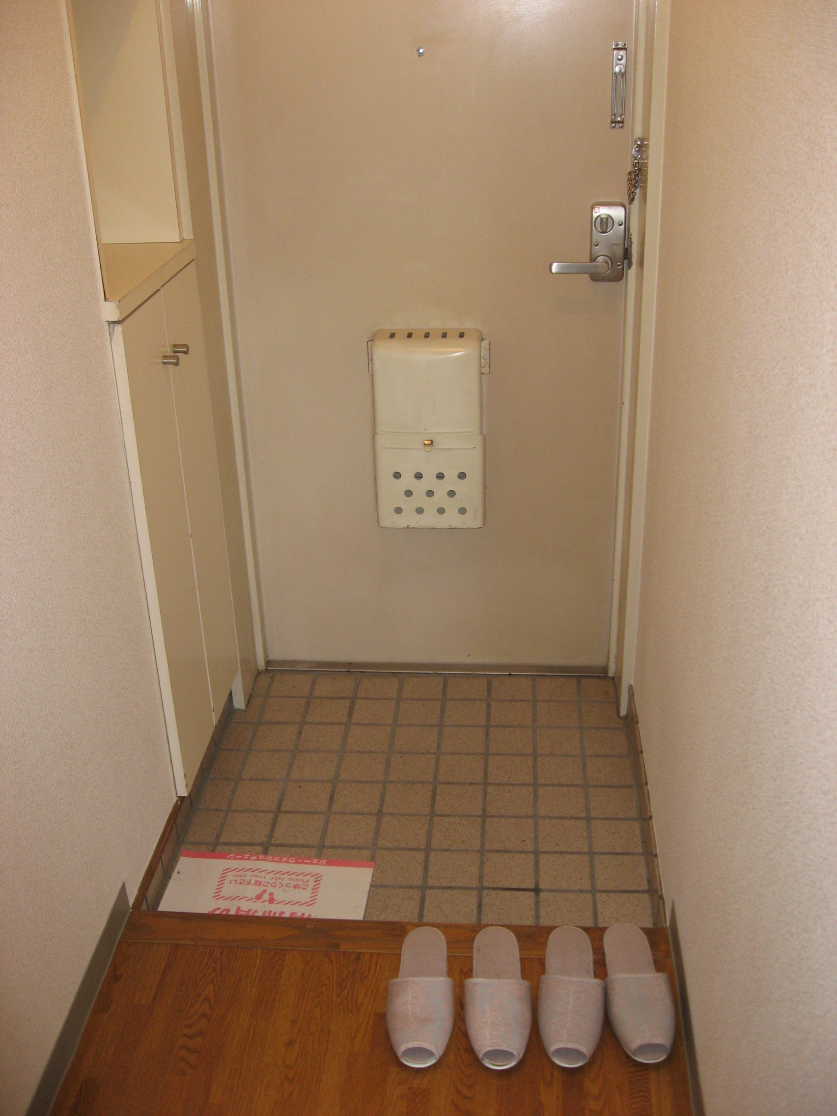 Entrance. The cabinet on the footwear put try to put the flowers and photos ・ ・ ・ ?