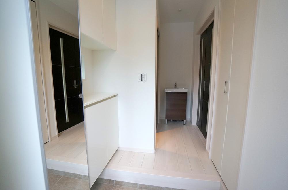 Same specifications photos (Other introspection). Entrance construction cases