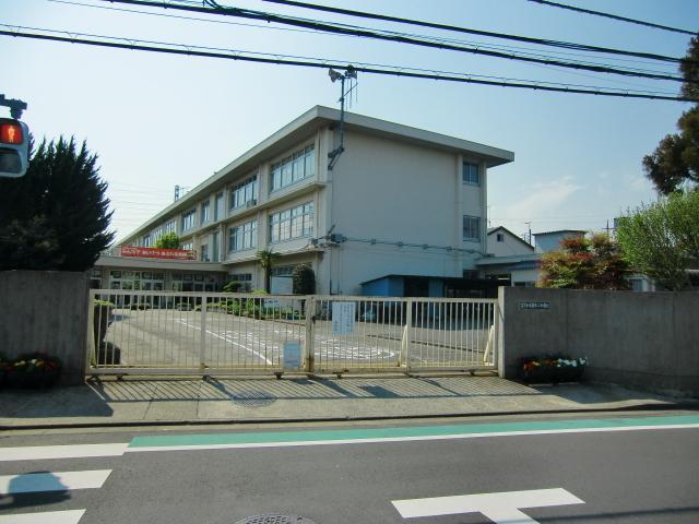 Primary school. 157m up to the 12 elementary school City