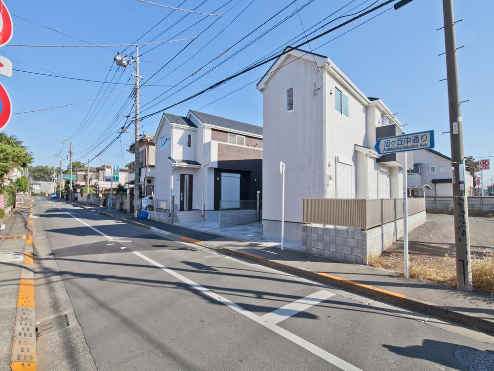 Local appearance photo. Since the front road is wide garage is not good wife! Recommend site (November 2013) Shooting