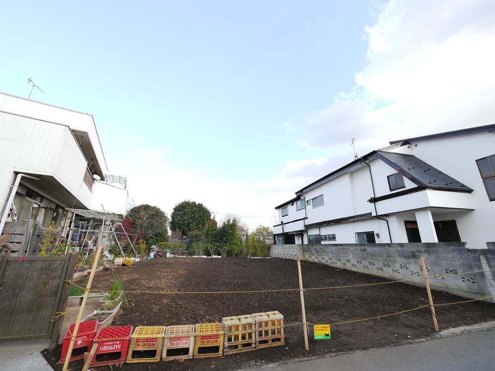 Local land photo. It is possible construction in the building free plan. 