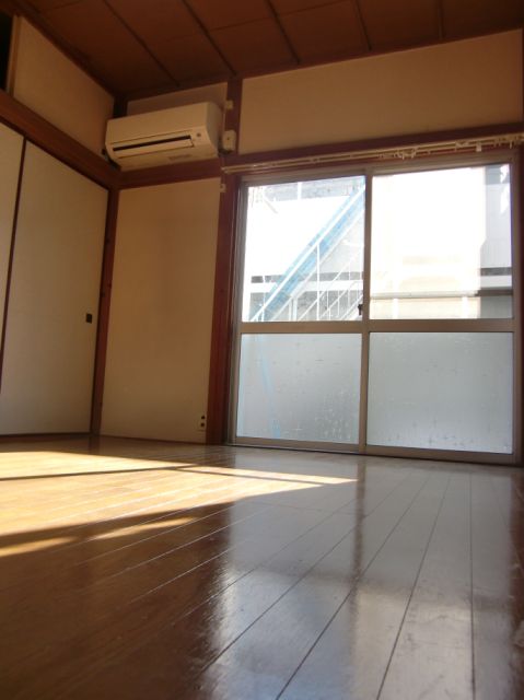 Living and room. Is 6 Pledge of Western-style
