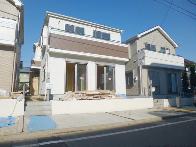 Local appearance photo. Building 2