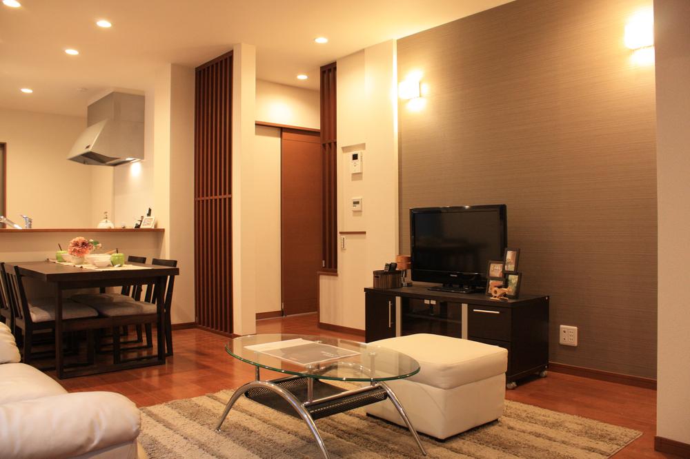 1 Building LDK (12 May 2013) Shooting. LDK17.7 Pledge of relaxed atmosphere. Slit lattice of living stairs up opening, TV board back of accent Cross and bracket lighting is also a good feeling.. 1 Building LDK (12 May 2013) Shooting.