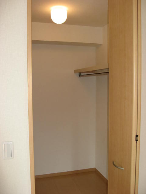 Receipt. Western-style walk-in closet is sufficient storage capacity!