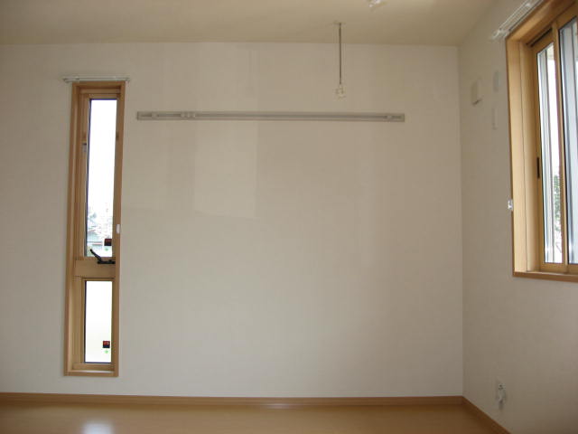 Other room space. Looking at the Western-style than living ・ ・ ・ . There is a slit window in east!