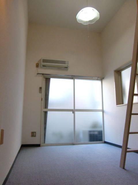 Living and room. High ceilings, It is open