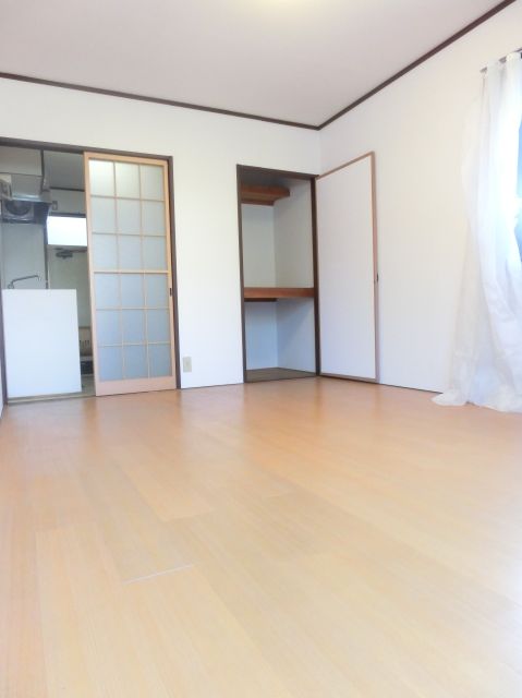 Living and room. Day of the east is also a good room