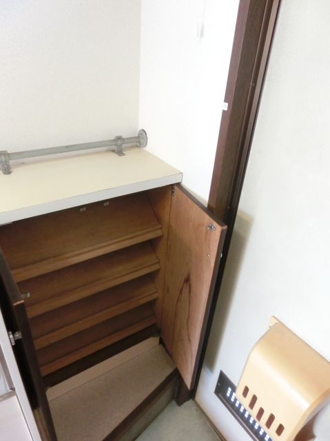 Entrance. It also attached shoebox
