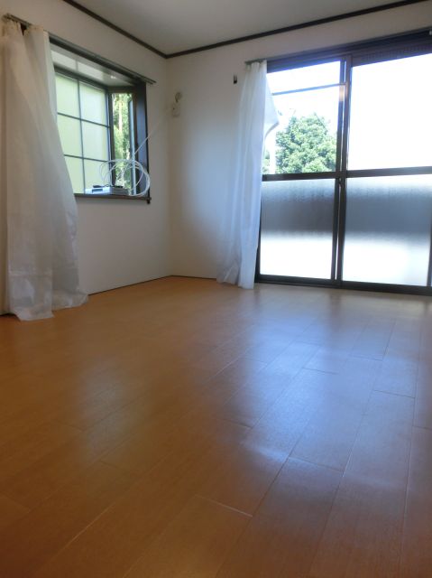 Other room space. Corner room two-sided lighting ・ Bright room