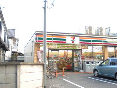 Convenience store. 300m to Seven-Eleven (convenience store)