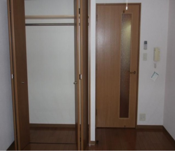 Living and room.  ☆ There is also a firm door ☆