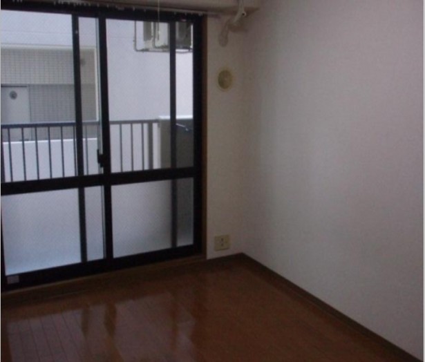 Living and room.  ☆ Beautiful flooring ☆