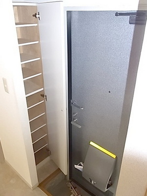 Entrance. Entrance ・ Shoebox