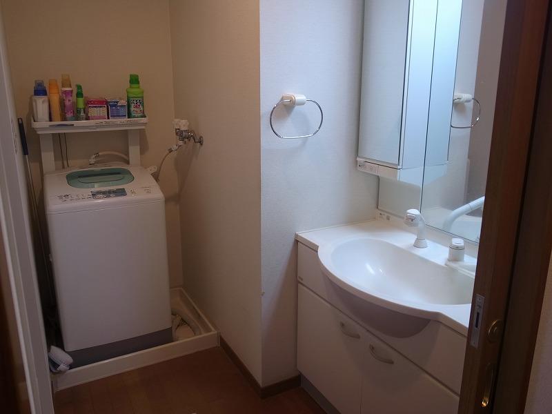 Wash basin, toilet. Room (August 2013) Shooting