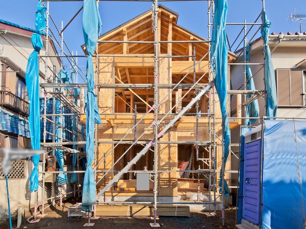 Local appearance photo. Local (11 May 2001) Shooting