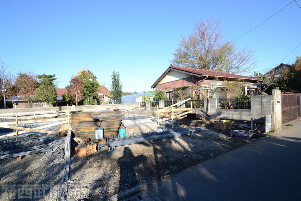 Local photos, including front road. Local (11 May 2013) Shooting Building 2