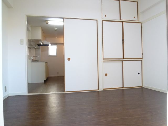 Living and room. It is east of the start of the morning sun. 