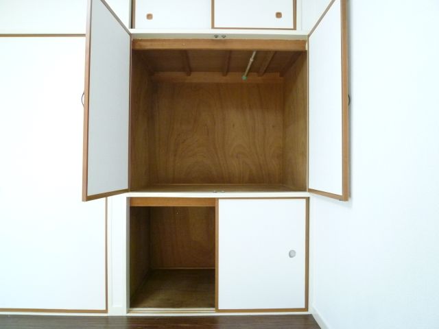 Receipt. Housing which is divided into three stages! With pipes clothes is applied! 