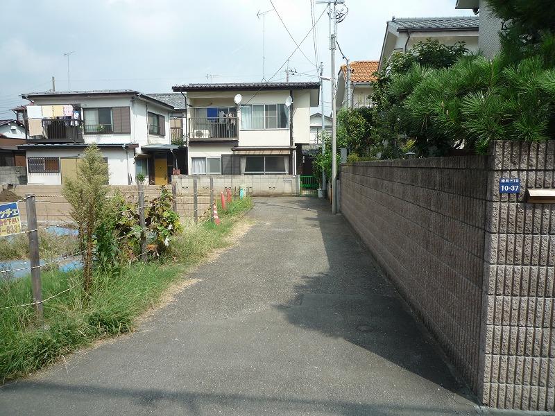 Local photos, including front road. Location