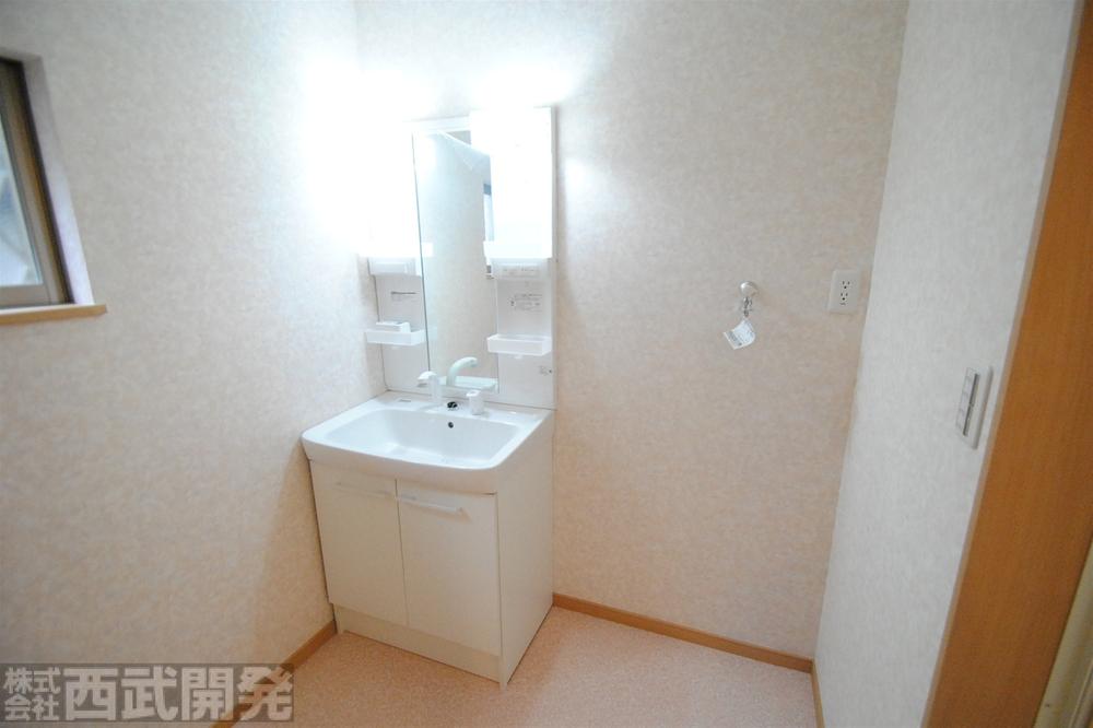 Wash basin, toilet. Shampoo dresser