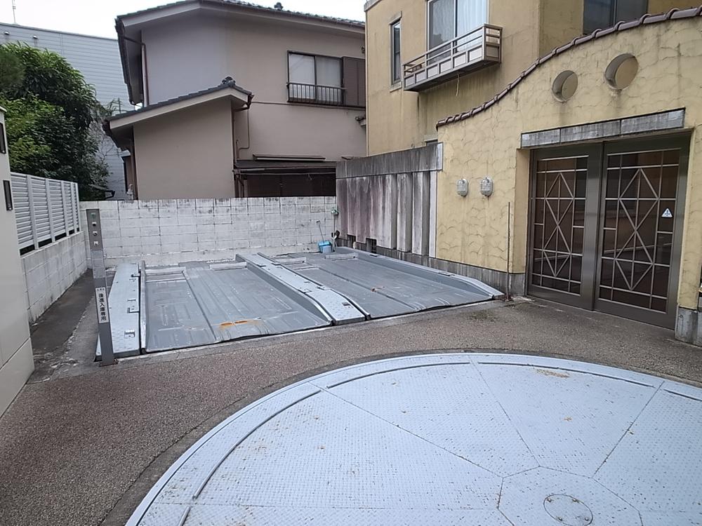 Parking lot. Free (1 dwelling unit per compartment can be used)