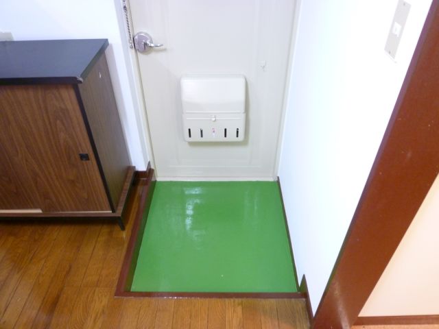 Entrance. Not fallen mail with doorpost