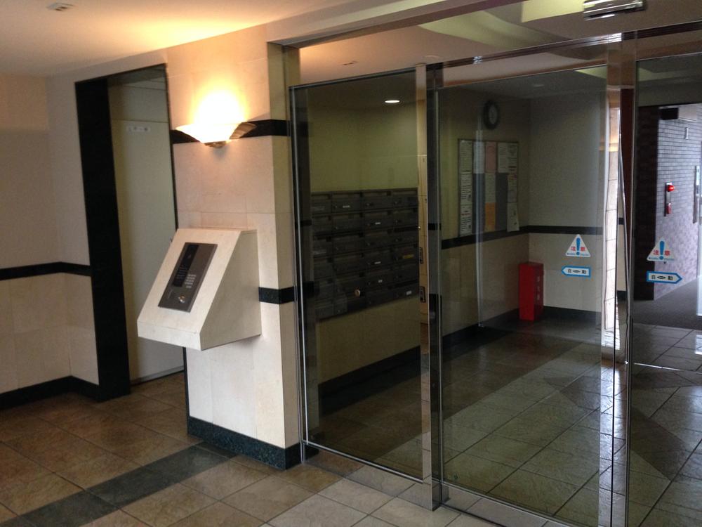 Entrance. Common areas