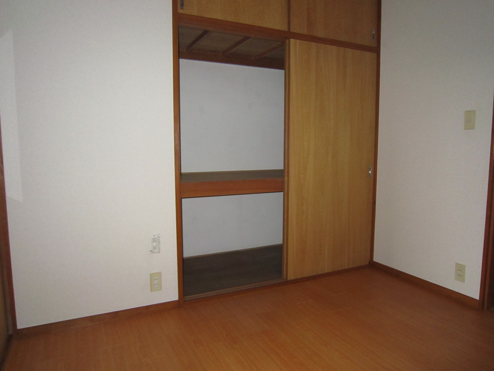 Receipt. Western-style housing is outstanding storage capacity in the closet of a large capacity!