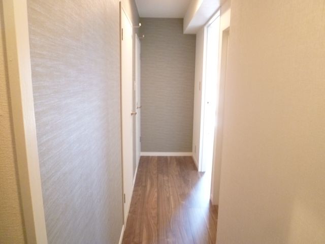 Entrance. Entrance hallway tint is fashionable! 