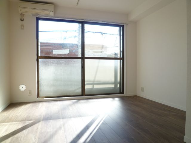 Living and room. It was renewed in all flooring. 