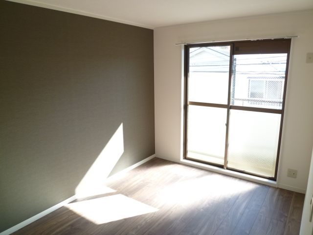 Living and room. Stylish room with accent Cross. 