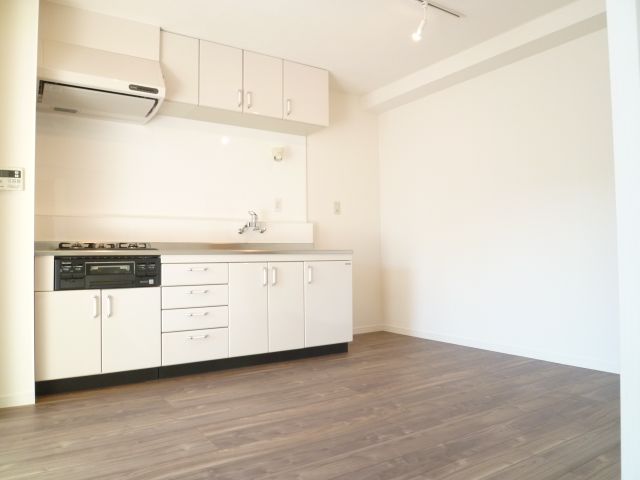 Kitchen. Spacious system Kitchen. 