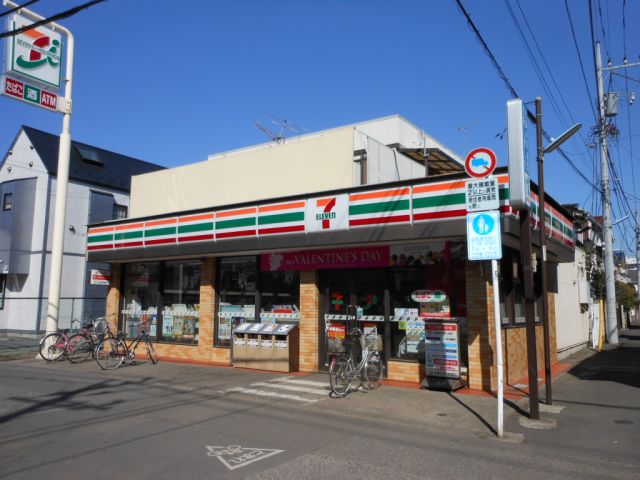 Convenience store. 210m to Seven-Eleven (convenience store)