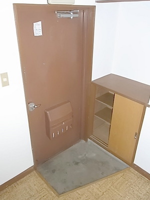 Entrance. Entrance ・ Shoebox