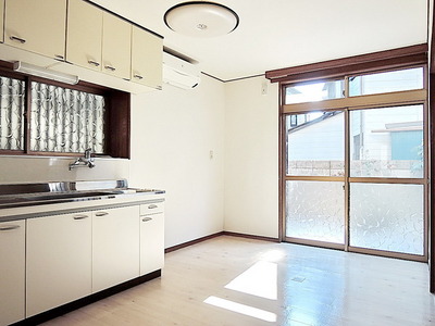 Living and room. Dining kitchen 7 Pledge