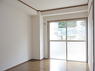 Living and room. Facing south Day good Western-style 6 Pledge