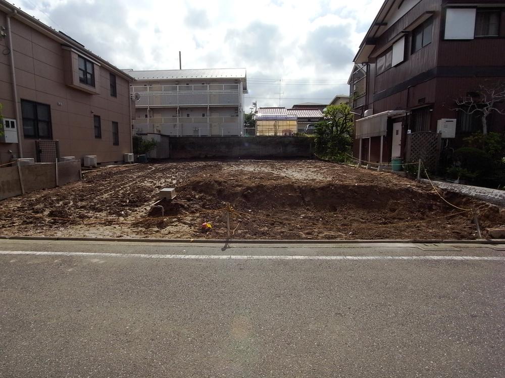 Local photos, including front road. ○ is a subdivision living environment is good because! 