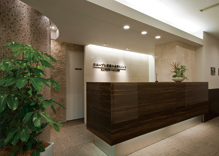 <Yuniburu Musashi Koganei suite> Mansion Gallery, JR Musashi-Koganei Station 2-minute walk from the South Exit. Located on the "Koganei Honcho building 7F", just off the station rotary. Please make your reservation by phone when you come.